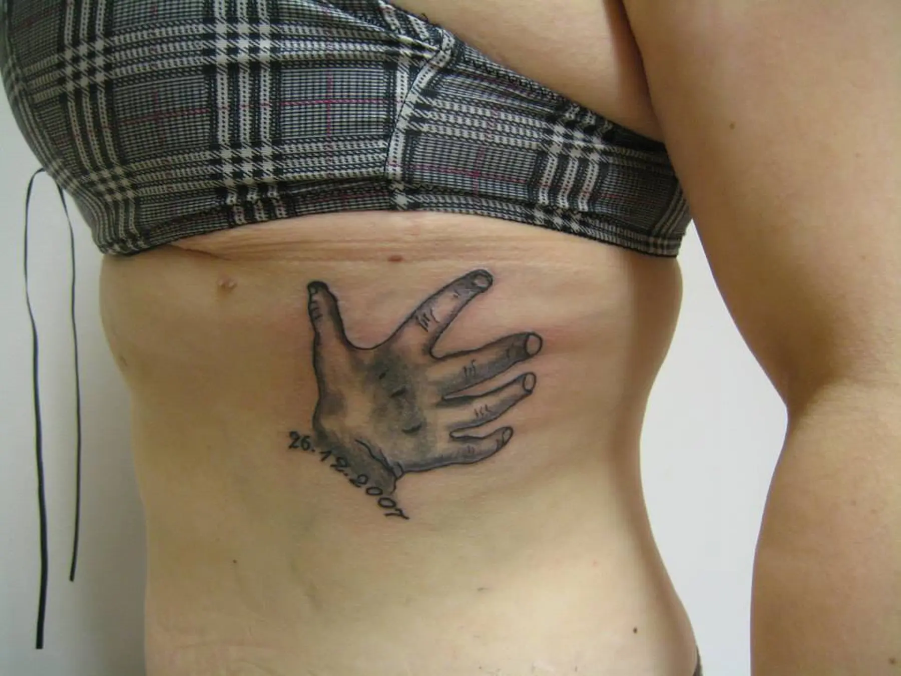 Ingesś Tattoo & Piercing Stübchen Handtattoo auf dem Rücken