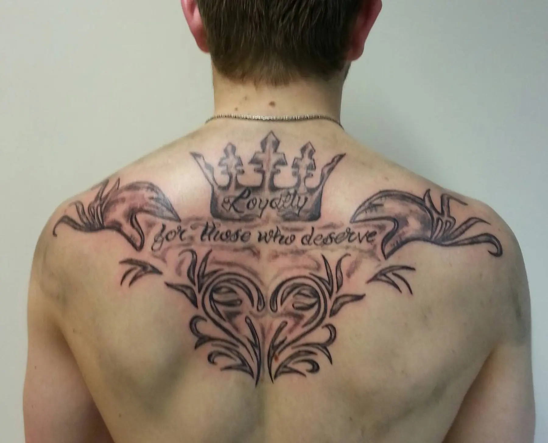 Tattoo auf der Rückseite der Schultern