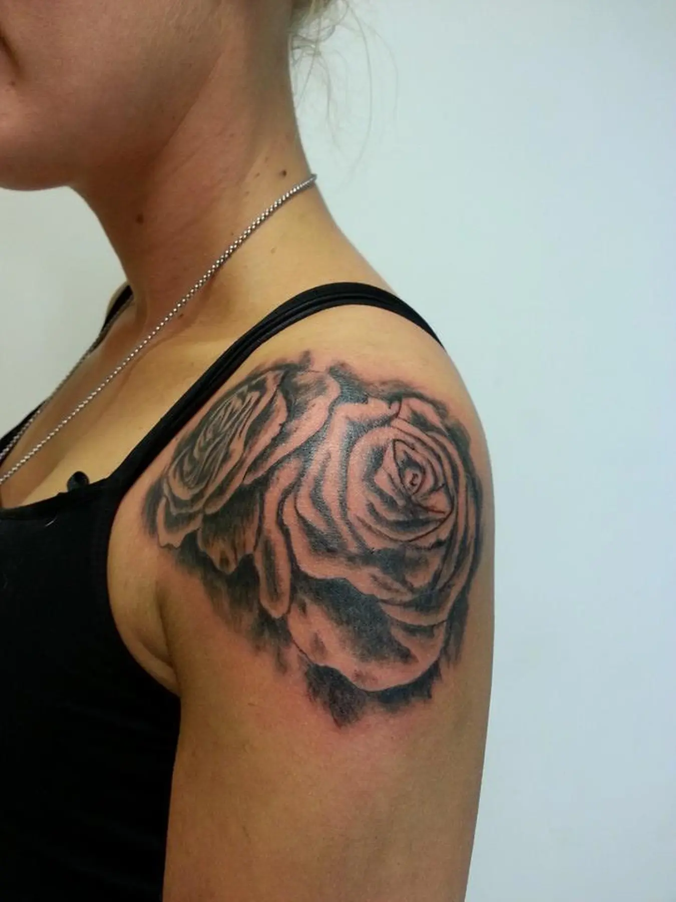 Ingesś Tattoo & Piercing Stübchen Blumentattoo auf der Schulter