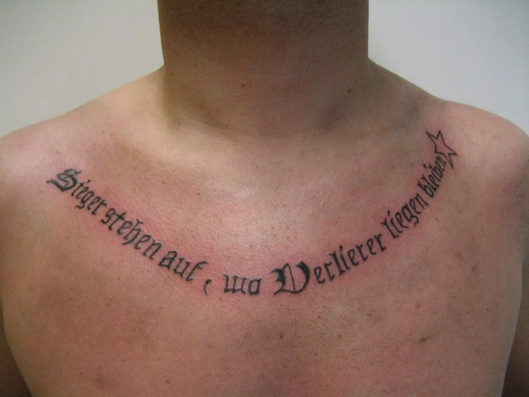 Ingesś Tattoo & Piercing Stübchen Tätowierung am Hals