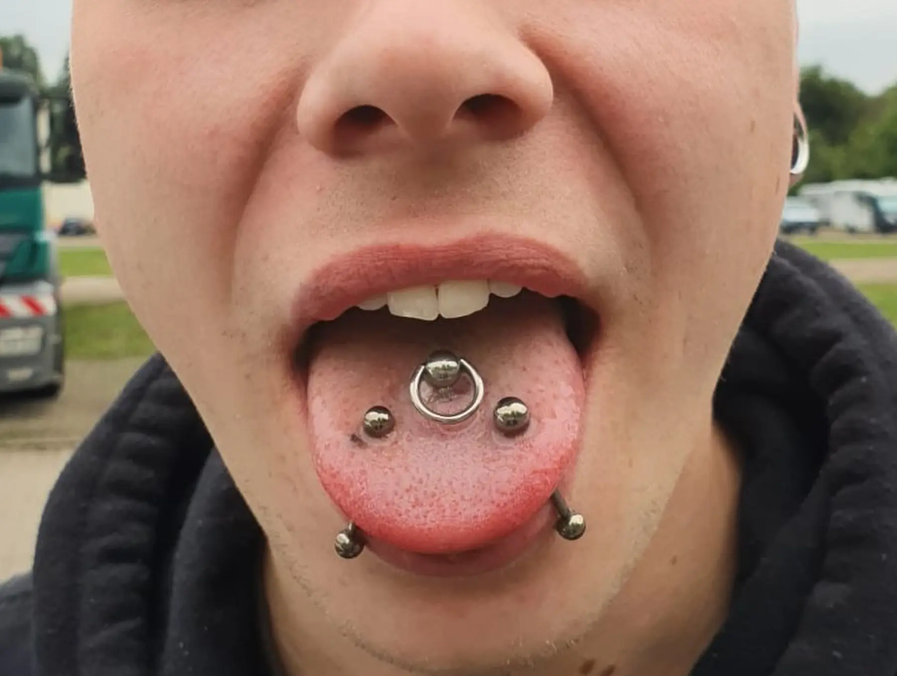 Ingesś Tattoo&Piercing Stübchen durchbohrte Zunge