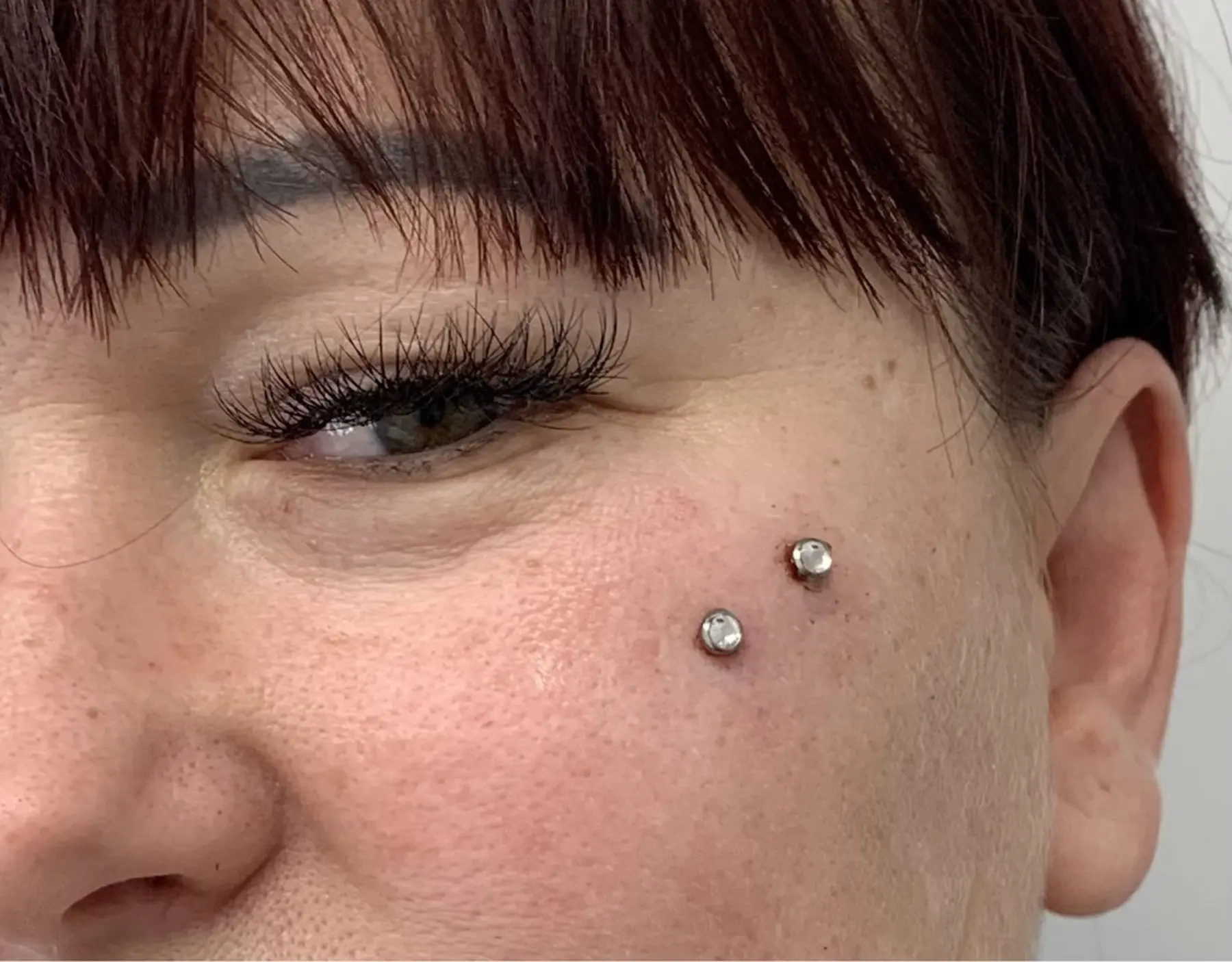 Ingesś Tattoo&Piercing Stübchen Durchbohrte Wange