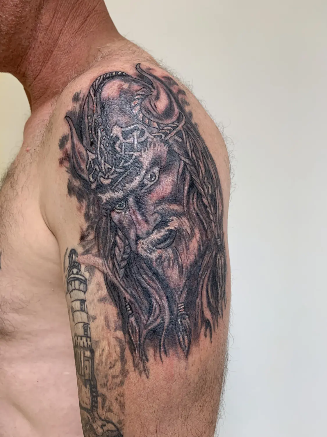 Ingesś Tattoo&Piercing Stübchen Tattoo auf der Schulter