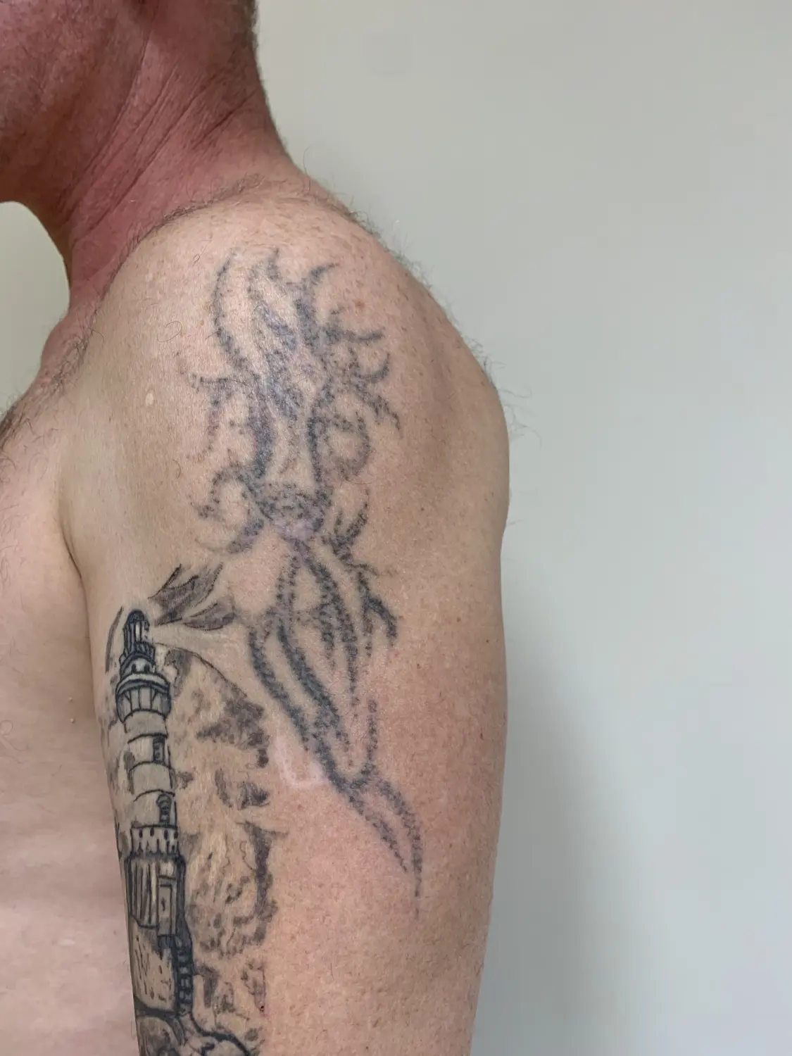 Ingesś Tattoo & Piercing Stübchen Tattoo auf der Schulter