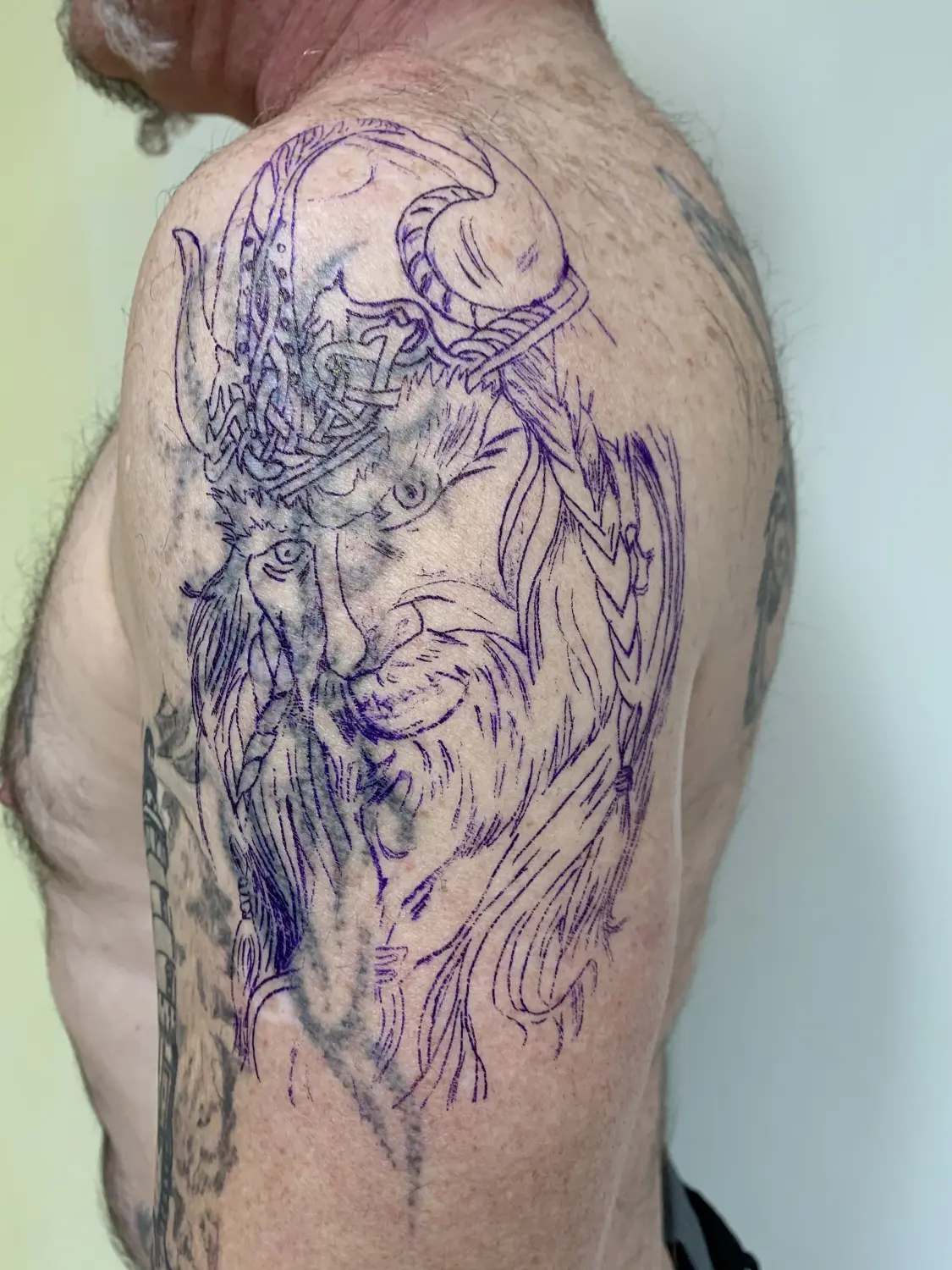 Ingesś Tattoo&Piercing Stübchen Tattoo auf der Schulter