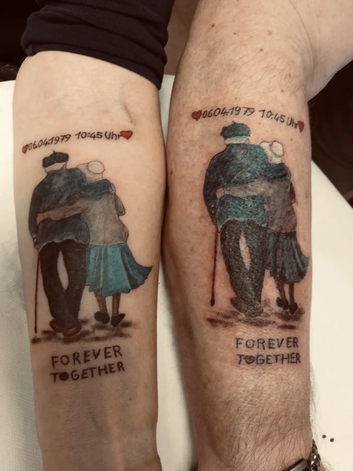 Ingesś Tattoo&Piercing Stübchen Tattoos für immer zusammen auf den Armen des Paares